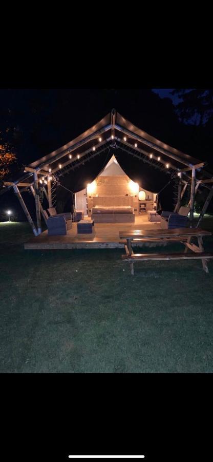 'T Vlyt Vakantiehuis-Wellness Acomodação com café da manhã Riemst Exterior foto