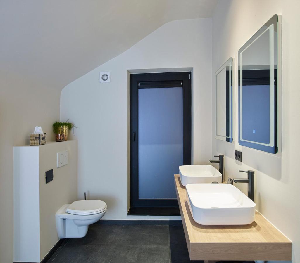 'T Vlyt Vakantiehuis-Wellness Acomodação com café da manhã Riemst Exterior foto