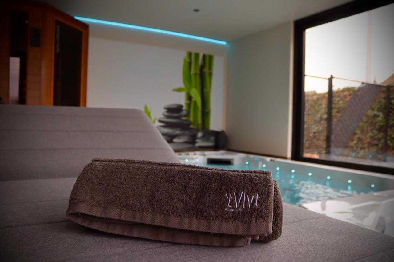 'T Vlyt Vakantiehuis-Wellness Acomodação com café da manhã Riemst Exterior foto